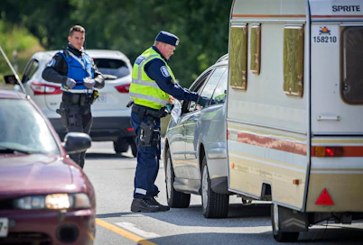 Poliisi puhalluttaa autoilijoita ja muistuttaa sopivista tilannenopeuksista.