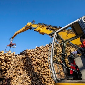 Metsäteollisuuden raakapuun koko käyttömäärä oli viime vuonna neljänneksi suurin kautta aikojen. Eniten teollisuudessa raakapuuta kului vuonna 2006, jolloin määrä oli 76 miljoonaa kuutiometriä