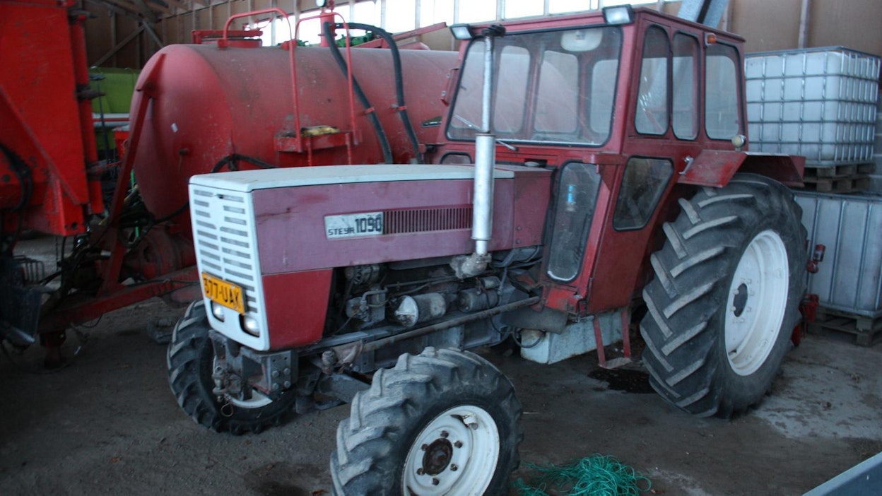 Steyer 1090 -traktoria valmistettiin vuosina 1968-74 Valentinissa, Itävallassa.