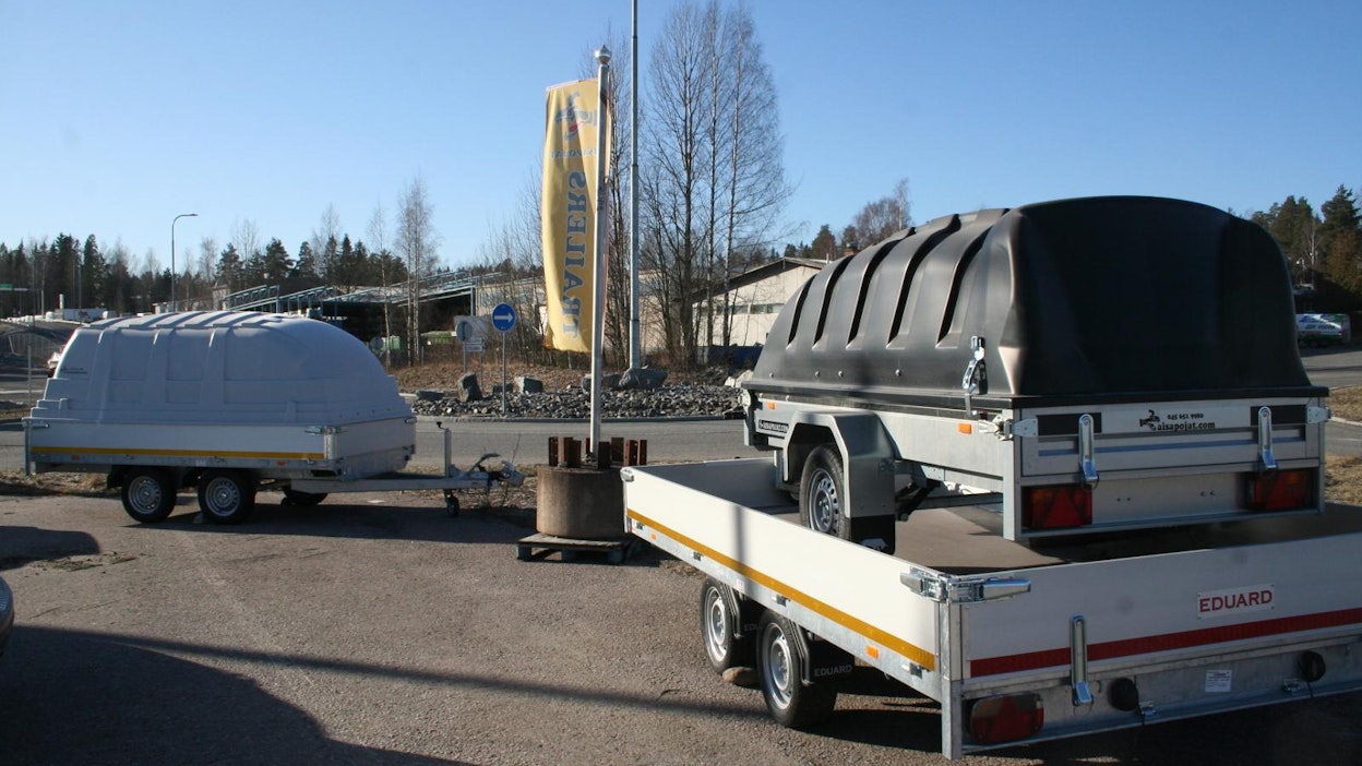 Muoviset peräkärrykuomut ovat kevyitä ja kestäviä.