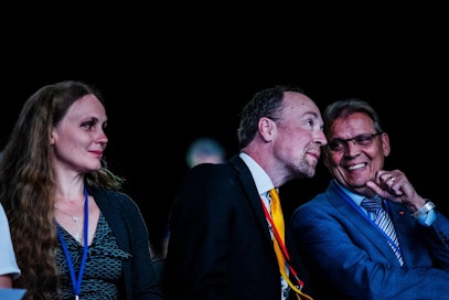 Jussi Halla-aho on johtanut perussuomalaisia vuodesta 2017 asti. Tampereen pormestari Lauri Lyly oli paikalla avaamassa kokousta.