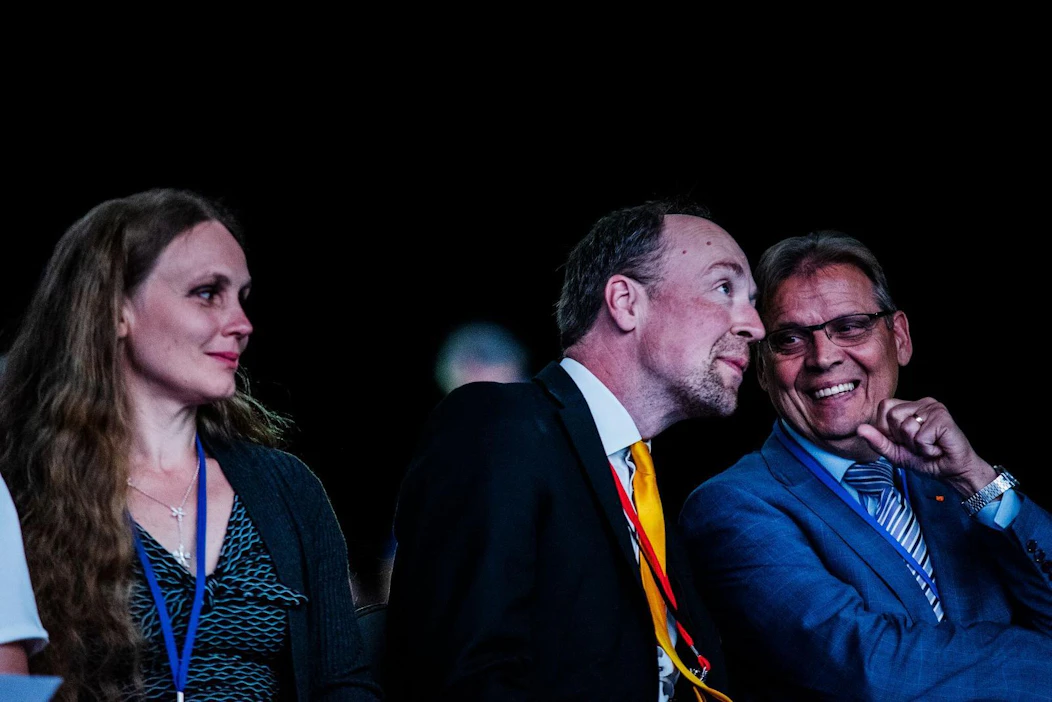 Jussi Halla-aho on johtanut perussuomalaisia vuodesta 2017 asti. Tampereen pormestari Lauri Lyly oli paikalla avaamassa kokousta.