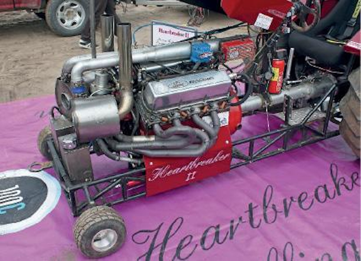 Juha Siiran Heartbreaker II:n moottori on Fordin 429 Cobra Jet, jossa on hevosvoimia noin tuhat. Polttoaineena on metanoli, jota tämä sydämensärkijä hörppii vedon aikana litran sekunnissa. Luokka on Modified Mini 950 kg.