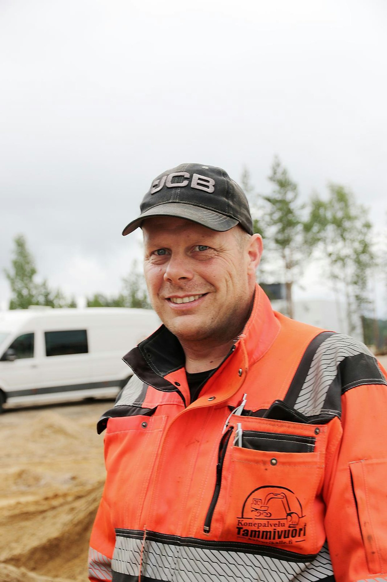 Muuramelainen Kalle Tammivuori urakoi pääosin pohjarakentamisen parissa. Mies on mieltynyt JCB:n käyttömukavuuteen ja hydrauliikkaan.