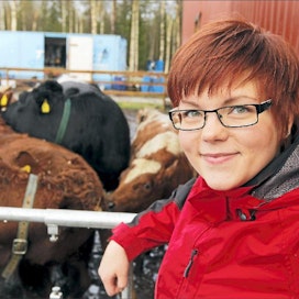 25-vuotias Aino Kurtti pyörittää miehensä kanssa 28 lehmän maatilaa. Keväällä tai kesällä olisi tarkoitus valmistua metsätalousinsinööriksi ja agrologiksi. Pekka Fali