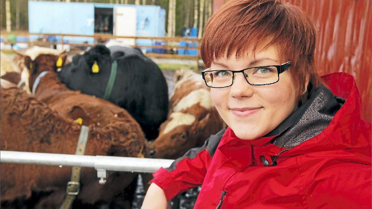 25-vuotias Aino Kurtti pyörittää miehensä kanssa 28 lehmän maatilaa. Keväällä tai kesällä olisi tarkoitus valmistua metsätalousinsinööriksi ja agrologiksi. Pekka Fali
