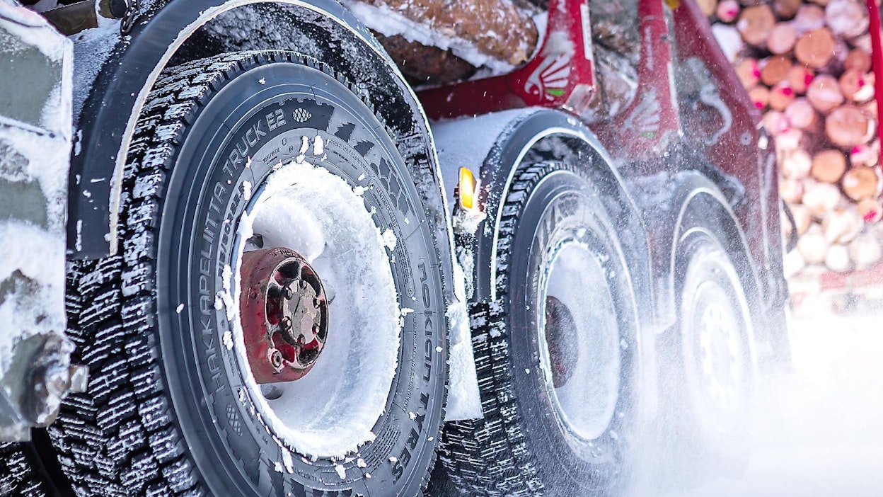 Nokian Hakkapeliitta Truck E2 -rengas tulee myyntiin syksyllä 2020. Aluksi saatavilla on kolme eri kokoa: 295/80R22.5, 315/80R22.5 ja 315/70R22.5. Samalla pintakuviolla varustettu Nokian Noktop Hakkapeliitta E2 -pinnoituspinta on saatavilla vuoden 2020 keväästä alkaen yleisimmille rengasleveyksille.