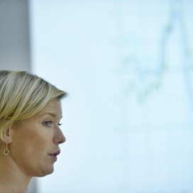 Aktian pääekonomisti Heidi Schauman esitteli pankin taloudellista katsausta Helsingissä.  LEHTIKUVA / ONNI OJALA