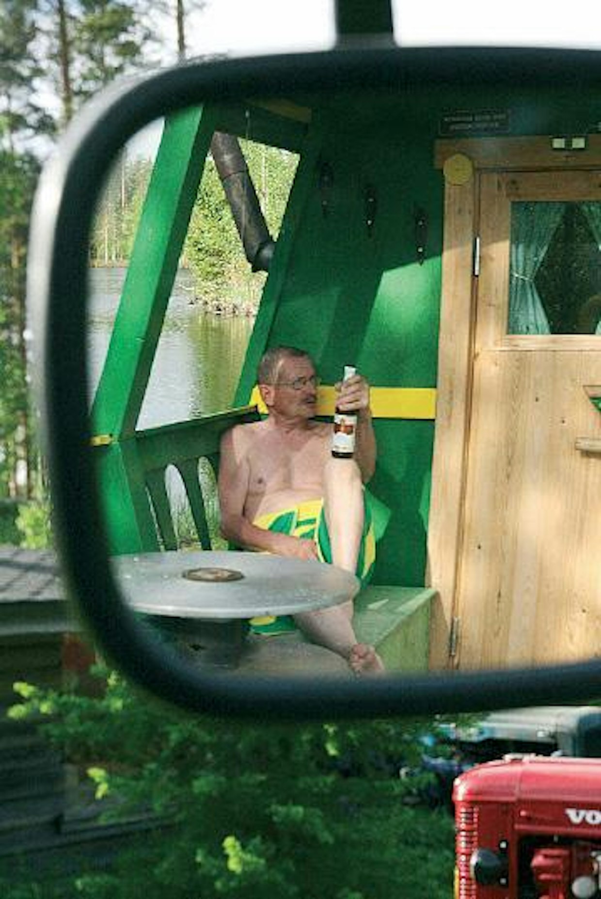 Zetor-saunomisen lomassa on hyvä viilentyä ja hiljentyä kuistilla vaikkapa tsekkiläisen oluen parissa.