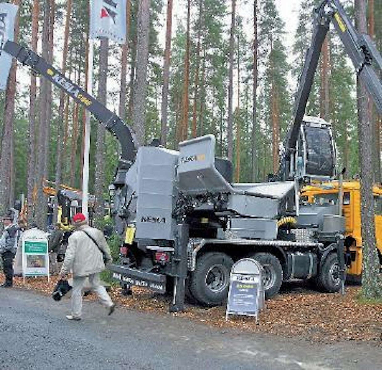 Kesla esitteli osastollaan autoalustaisen hakkurimallin. C1045:n voimanlähteenä toimii auton moottori. Syöttöaukon koko on 45x100 cm ja terärummun halkaisija 570 milliä. Nosturina on ohjaamollinen Kesla 2012T. Pelkkä hakkuriosa painaa hiukan yli 6200 kiloa. Hakkurin ja kuormaimen ohjausjärjestelmänä toimii IQAN. Tehoa tarvitaan 450–500 hevosvoimaa ja suurimmaksi haketustuotokseksi ilmoitetaan 200 kuutiota tunnissa. (IS)