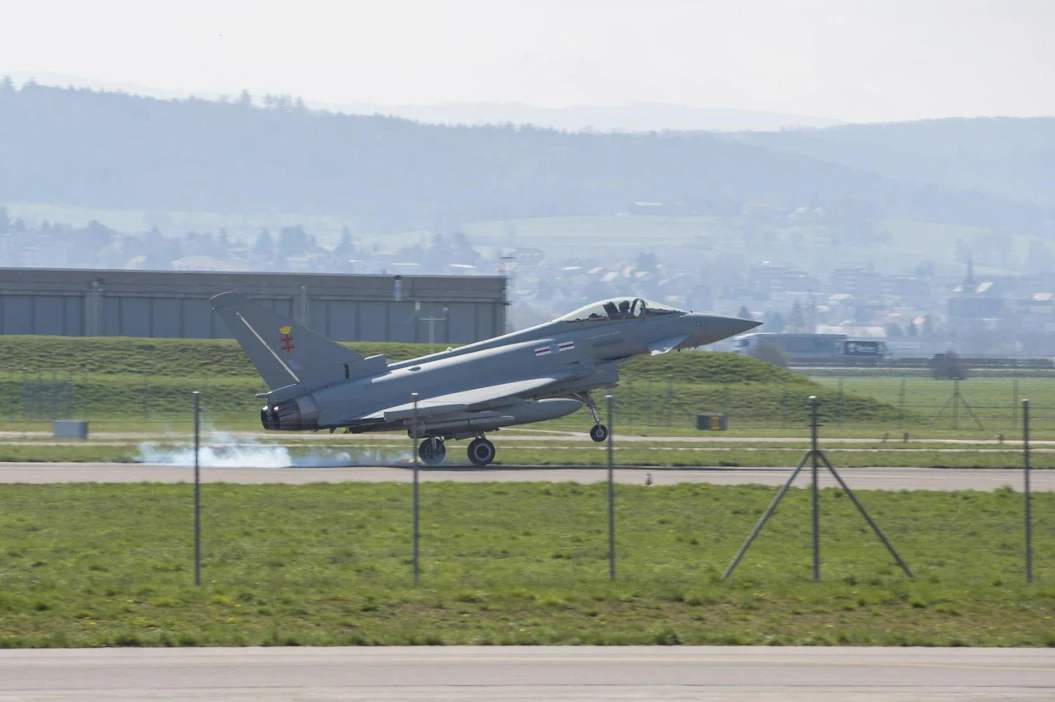 Aakkosjärjestyksessä testattavilla koneilla lennetään kahdeksan koelentoa kullakin. Testit alkoivat eilen Payernen lentotukikohdassa Eurofighter Typhoonista. LEHTIKUVA / HANDOUT