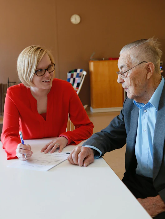 Karoliina Haaksiluoto auttoi sotaveteraani Eelis Saarretta täyttämään kuntoutushakemusta Valtiokonttorille. Eelis toimi aikanaan Maaseudun Tulevaisuuden kolumnistina nimimerkillä Santapukki.