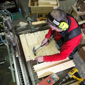 Suomalaisia sohvia valmistetaan muun muassa Indoor Groupiin kuuluvan Askon tehtaalla Lahdessa. Kuvassa mallipuuseppä Tuomo Kaasalainen valmistaa osia uuteen sohvamalliin.