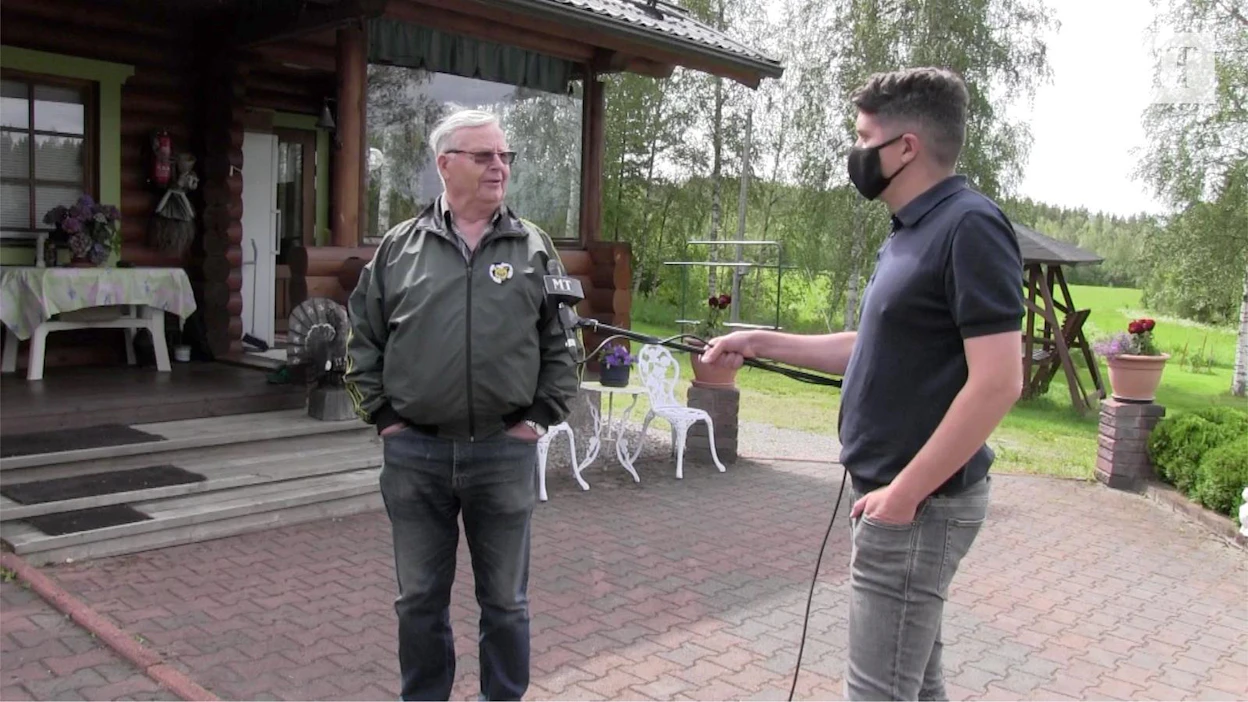 Martti Keskinen (vas.) kertoo kokemuksiaan muun muassa lämminveristen tuomisesta Suomeen ja omasta kasvatustoiminnastaan Lauri Hyvösen haastatellessa.