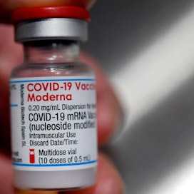 Modernan rokote on toinen koronarokote, jonka Euroopan lääkevirasto on tähän mennessä hyväksynyt annettavaksi murrosikäisille. LEHTIKUVA/AFP