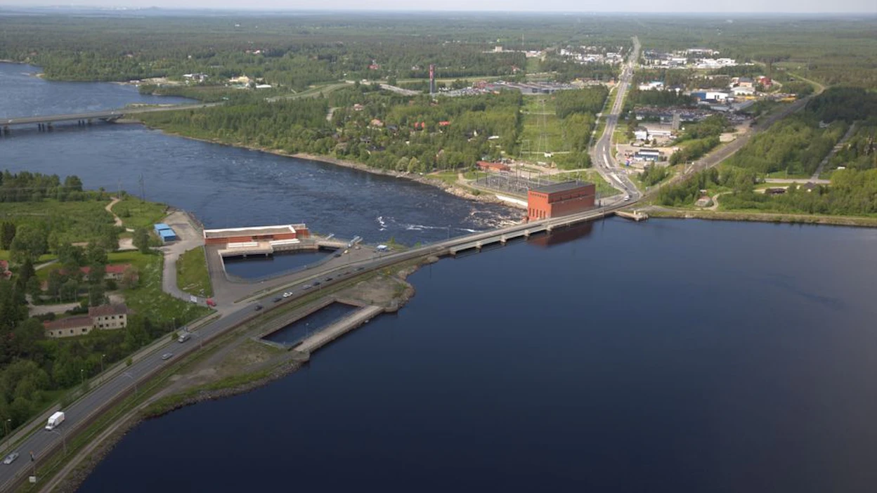 Isohaaran voimalaitos sijaitsee lähellä Kemijoen suuta. Vuonna 1949 valmistunut voimalaitos on Pohjolan Voiman ensimmäinen.