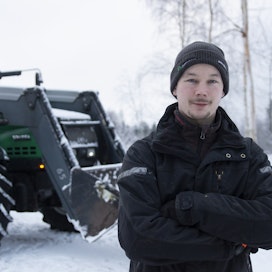 Lumenauraus tuo Mikko Salmulle vaihtelua maatilan arkeen. Se on myös palvelutyötä, jossa saa olla tekemisissä ihmisten kanssa.