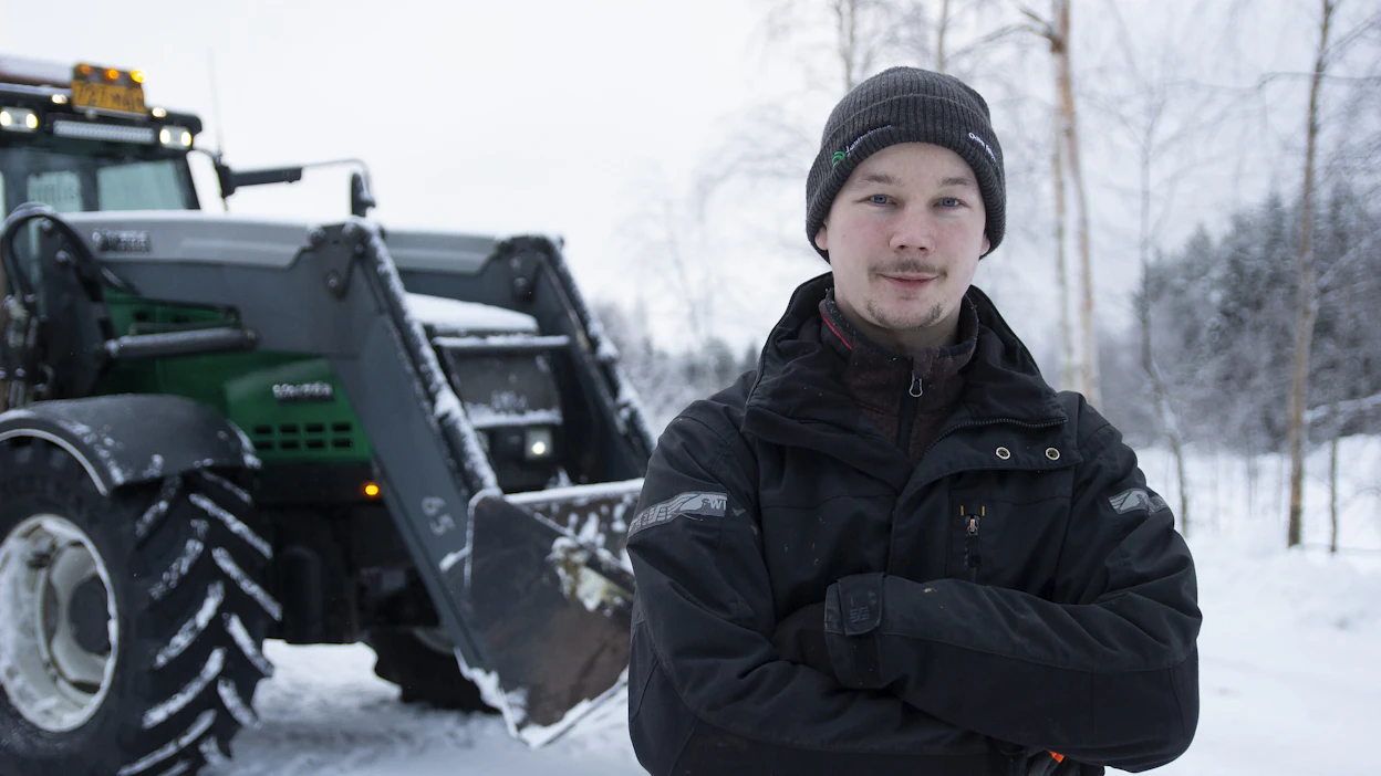 Lumenauraus tuo Mikko Salmulle vaihtelua maatilan arkeen. Se on myös palvelutyötä, jossa saa olla tekemisissä ihmisten kanssa.