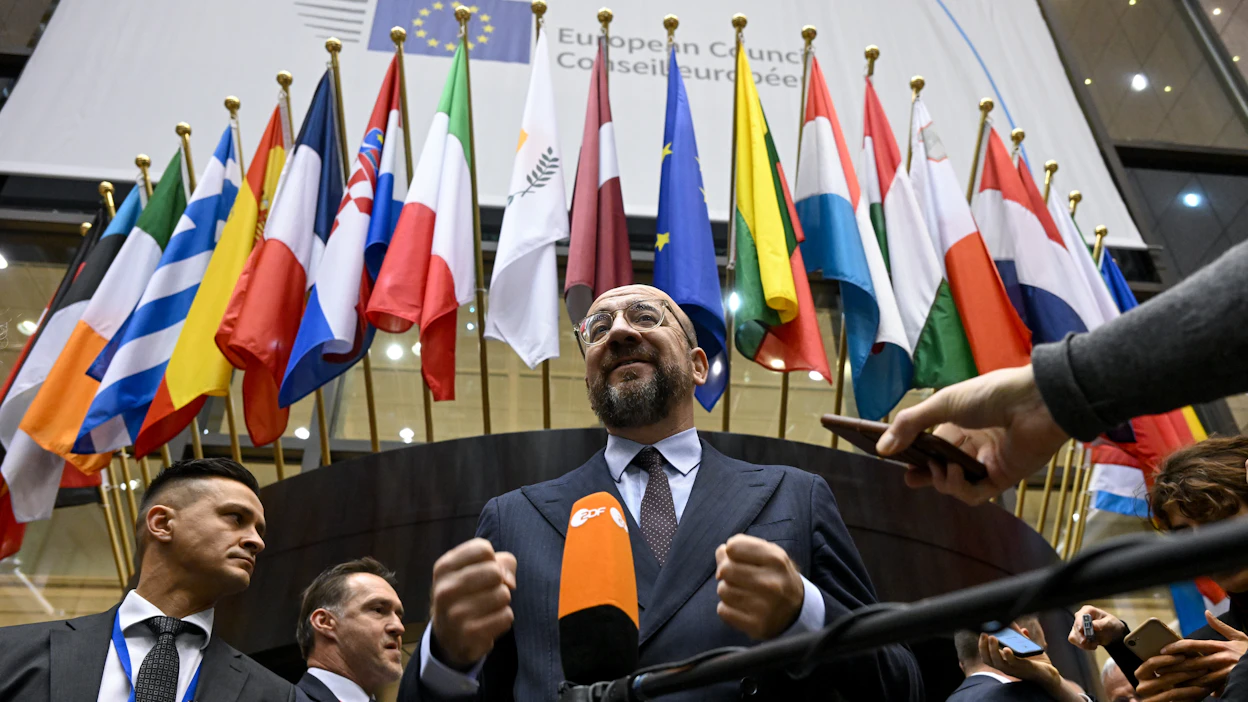 Jäsenmaiden muodostaman Eurooppa-neuvosto puheenjohtaja Charles Michel ei salannut tyytyväisyyttään tullessaan kertomaan EU-huippukokousta seuranneille toimittajille Ukrainan jäsenyysneuvottelujen aloittamisesta.