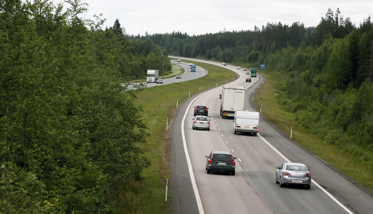 Moni kesälomalainen suuntaa autolla Suomen rajojen ulkopuolelle.