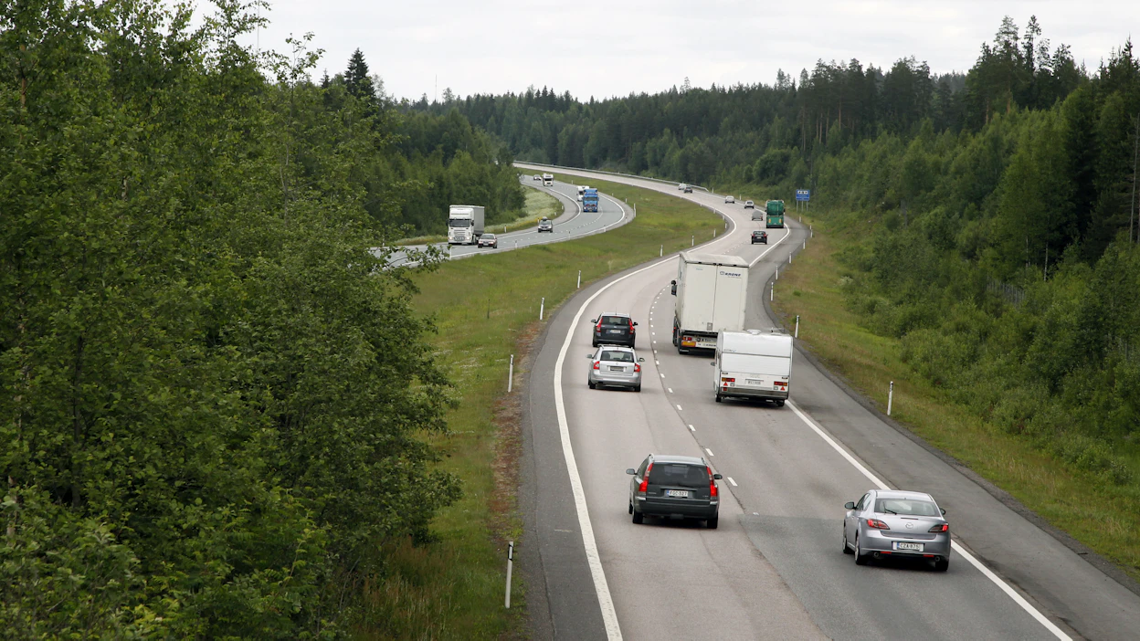 Moottoriteiden varsia niitetään kirjoittajan mielestä turhan laajalti, mikä tuottaa kustannuksia.