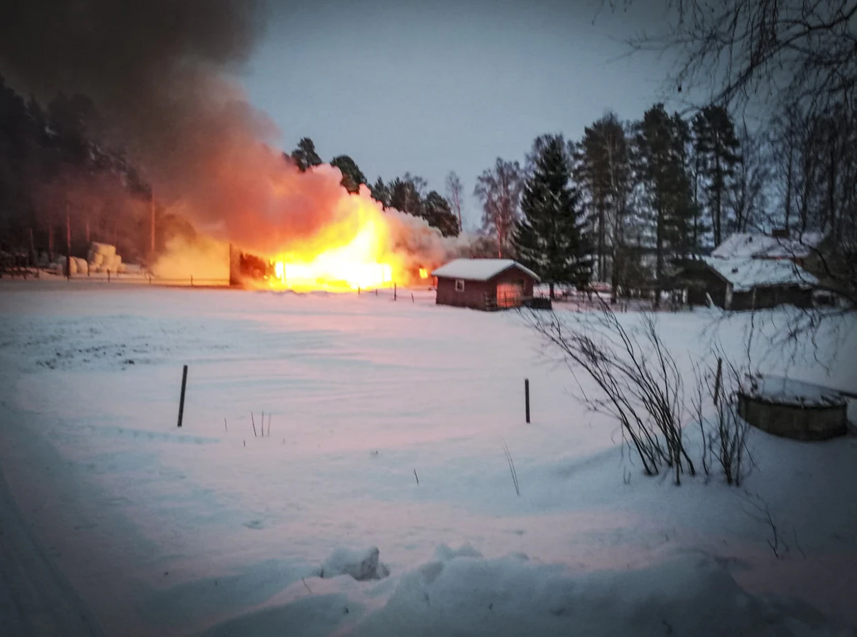 Tulipalo syttyi räjähdysmäisesti. Kuva on otettu tapahtumahetkellä lähietäisyydeltä palopaikalta.
