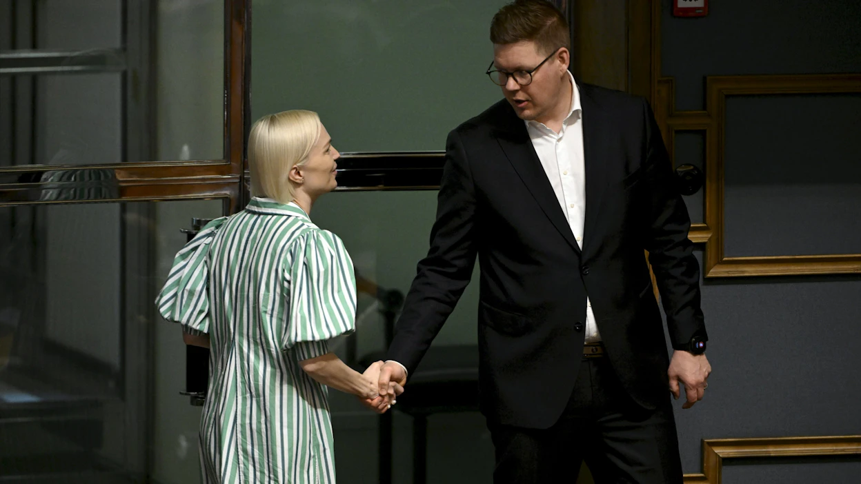 SDP:n puheenjohtaja Antti Lindtman (oik.) ja Vasemmistoliiton puheenjohtaja Minja Koskela kritisoivat hallituksen päätöksiä. Arkistokuva. LEHTIKUVA / Antti Aimo-Koivisto.