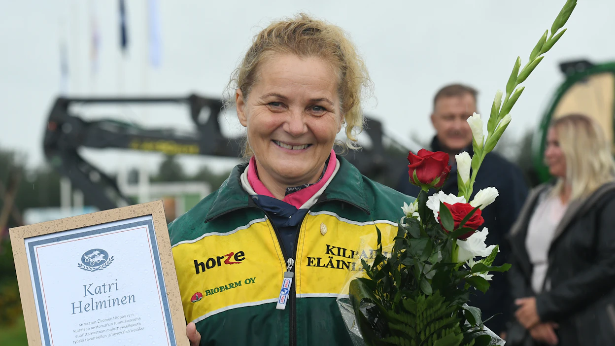 Katri Helminen sai Ruunakunkkarien 2023 yhteydessä Suomen Hippoksen kultaisen ansiomerkin toiminnastaan lajin hyväksi.