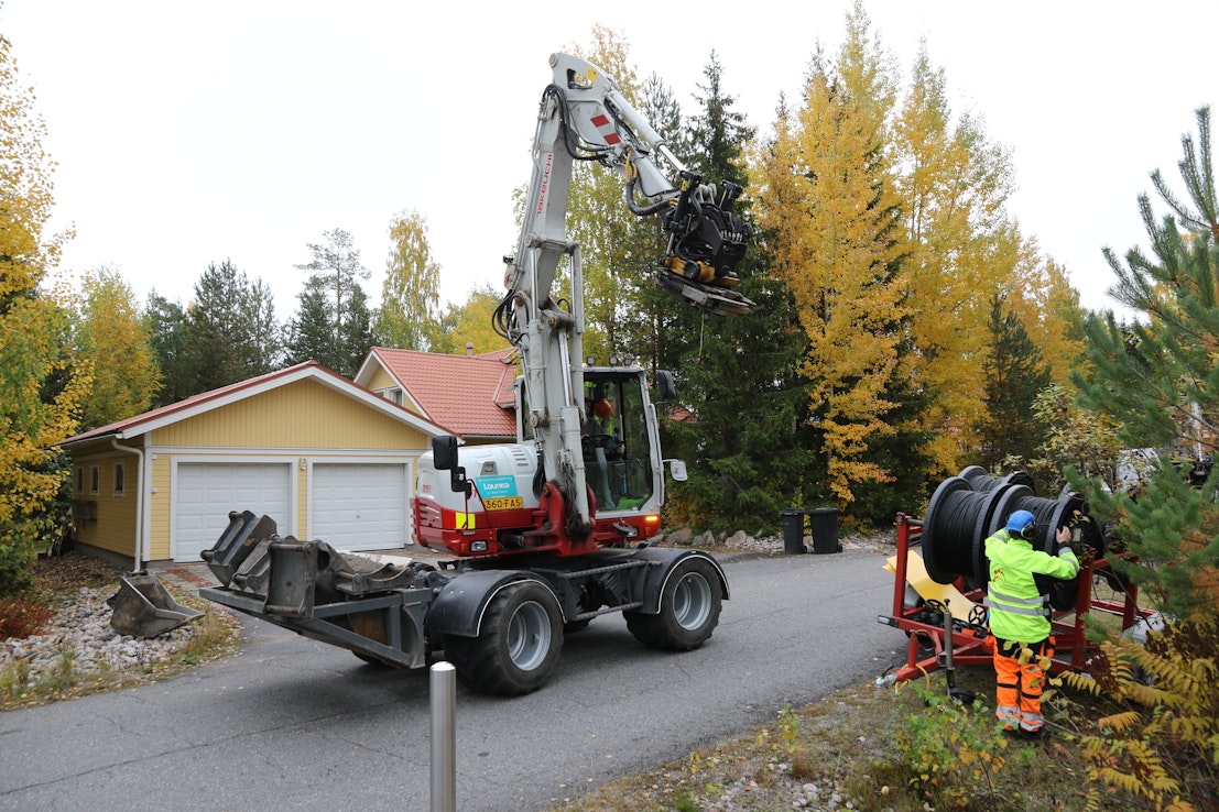 VIDEO: Näin puuhaavat Takeuchin kaivinkoneet työmaalla – katso, kuinka  valokaapelin upottaminen eteenee eri työmenetelmillä - Maarakennus -  Koneviesti