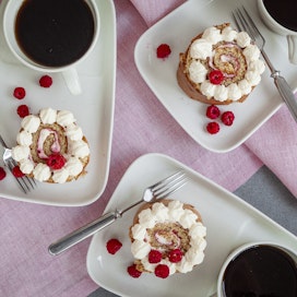 Runebergin päivän kahvipöydässä on tarjolla tällä kertaa kääretortusta tehtyjä leivoksia.