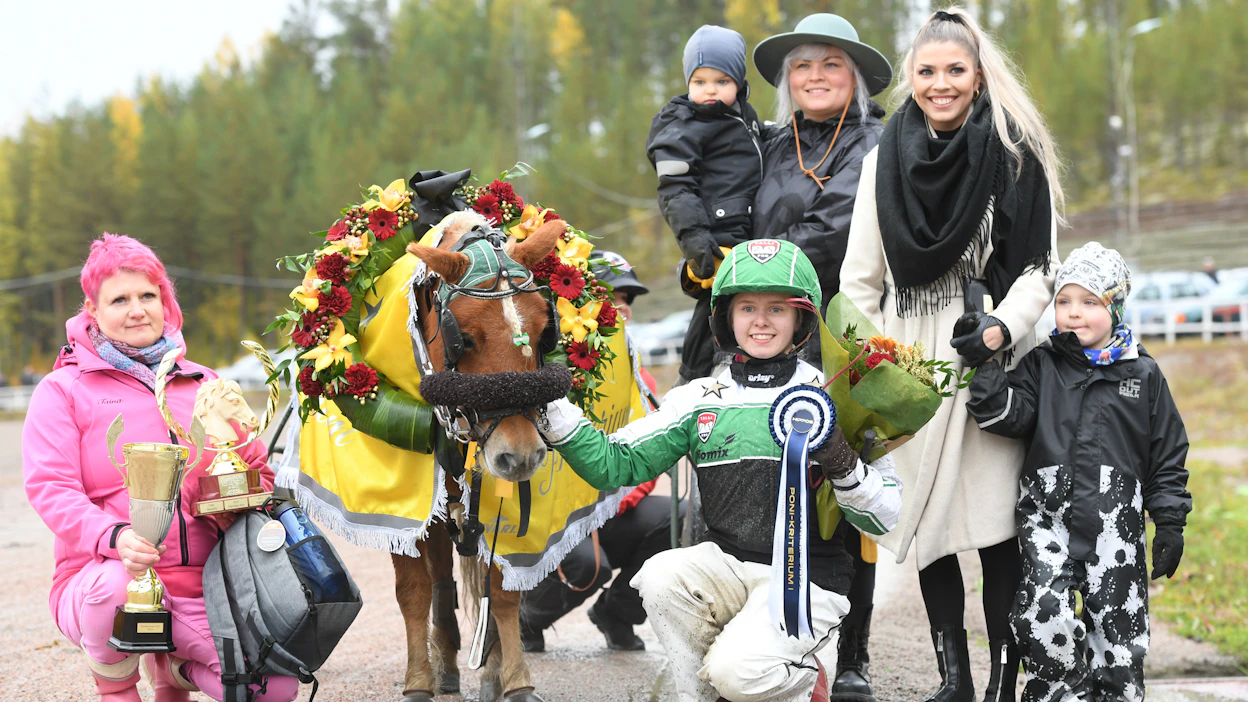 Vihreäkypäräisen Lotta Mässelin ohjastama Aarteen Nadja loimitettiin Ponikriteriumin voittajana.