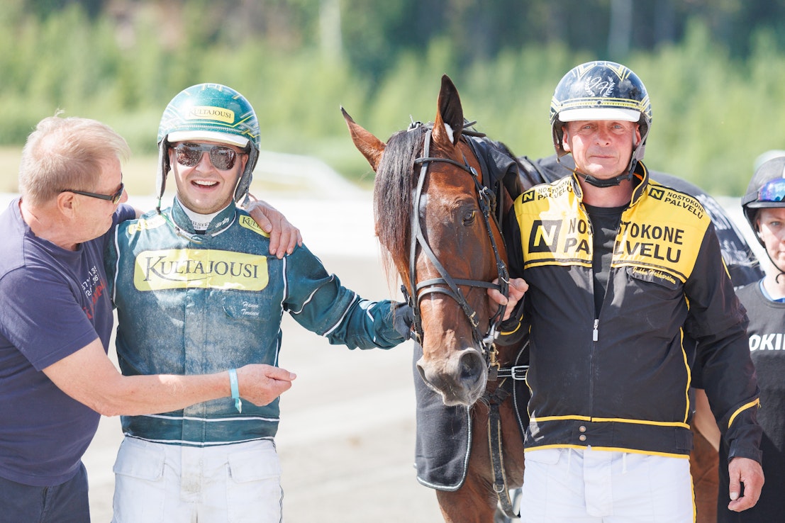 Massimo Hoistin ympärillä on menestymään tottunut tiimi. Hannu Torvista onnittelemassa hevosen omistaja Heikki Korhonen, oikealla valmentaja Jukka Hakkarainen.