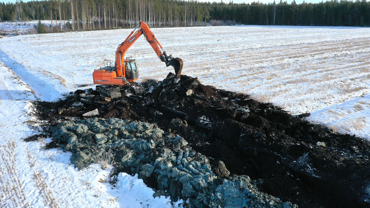 Viljelyssä olevien turvepeltojen maamassojen kääntäminen eli saveaminen on tyypillinen talvikauden konetyö, jota tässä urakoi ylistarolaisen Salaojitus Mäkinen ay:n kaivinkone.