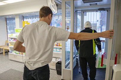Apteekkariliiton mukaan apteekkien sulkemiset ajavat erityisen vaikeaan asemaan paljon lääkkeitä käyttävät ikäihmiset, joille asiointimatkat pitenevät ja matkakustannukset kasvavat.