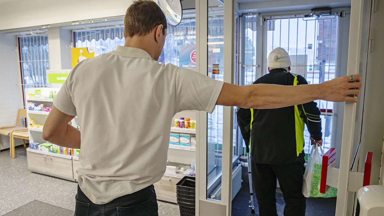Apteekkariliiton mukaan apteekkien sulkemiset ajavat erityisen vaikeaan asemaan paljon lääkkeitä käyttävät ikäihmiset, joille asiointimatkat pitenevät ja matkakustannukset kasvavat.