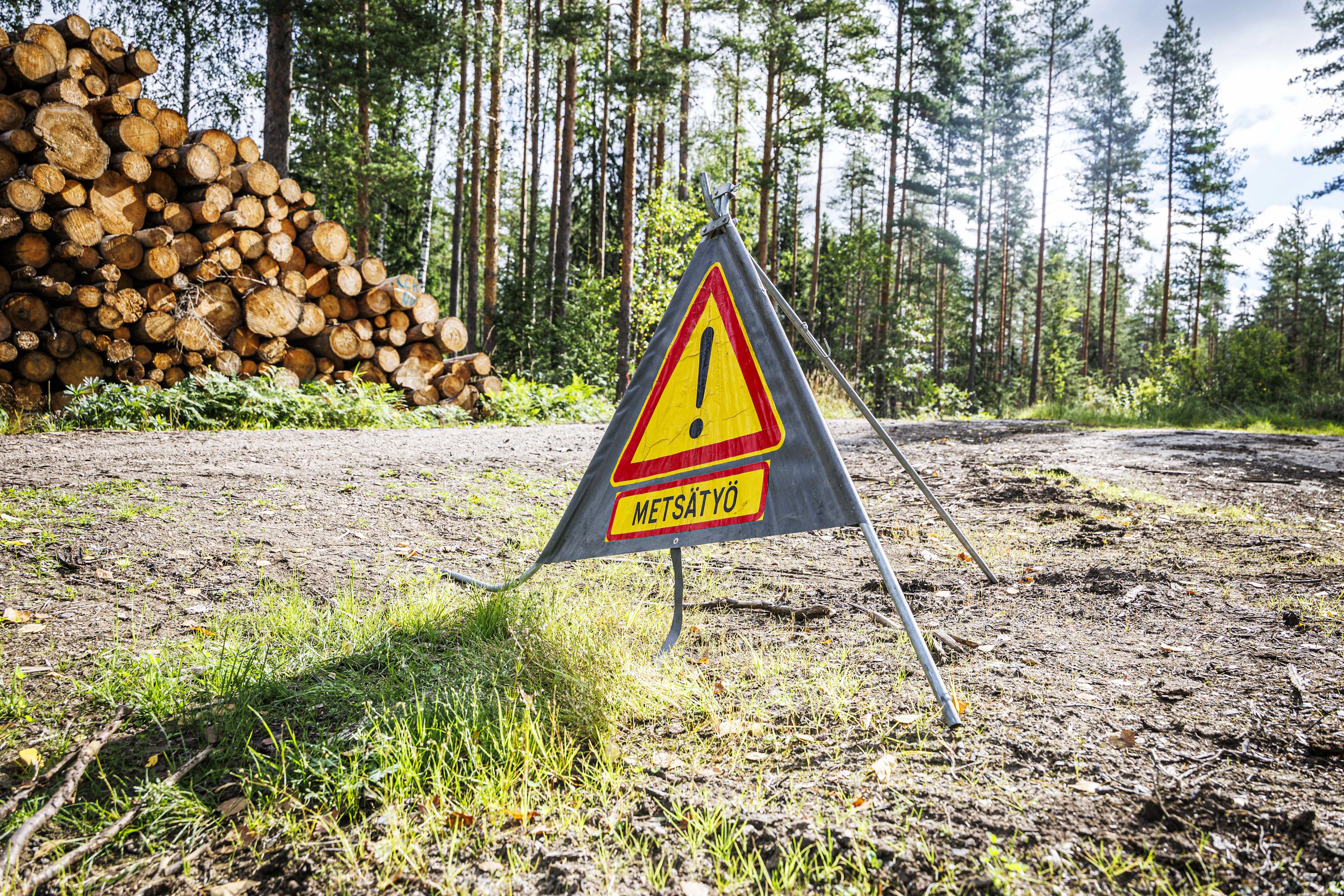 Käynnissä olevasta metsätyömaasta on ilmoitettava asianmukaisilla kylteillä.