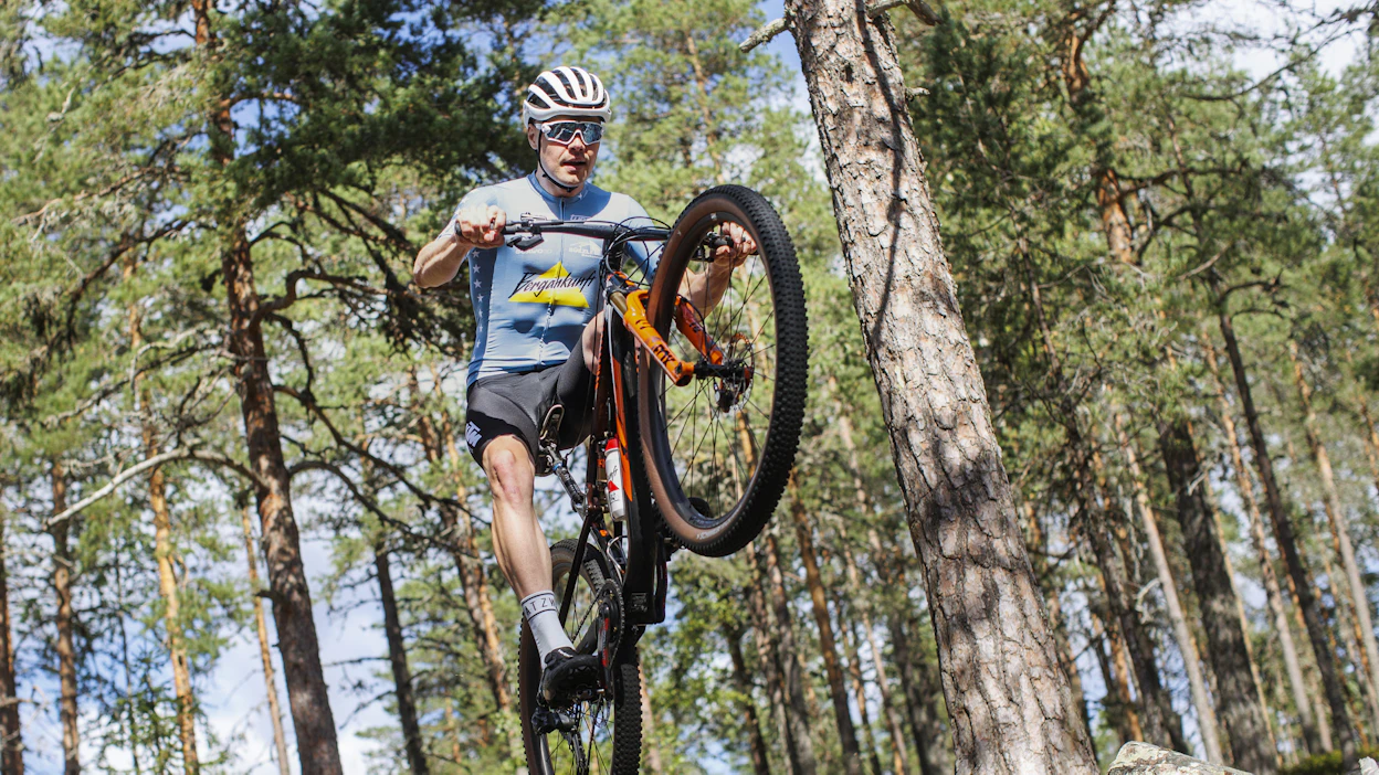 Viitasaaren hiekkatiet ja metsäpolut tarjoavat hyvät harjoittelupuitteet. Ylämäkitreeniä Toni Tähti saa toisessa kotipaikassaan Itävallan Alpeilla.