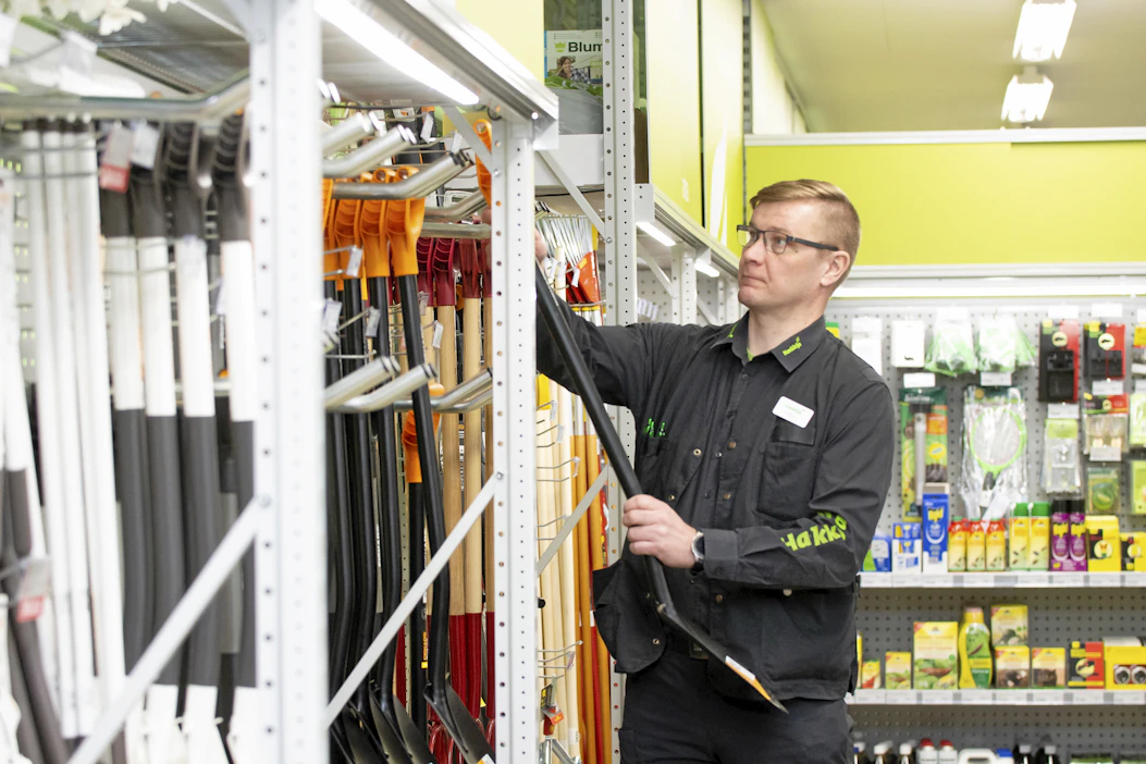 Korona-aika on vilkastuttanut puutarhatarvikkeiden kysyntää, kertoo myymäläpäällikkö Vesa Happonen Ylivieskan Hankkijalta.