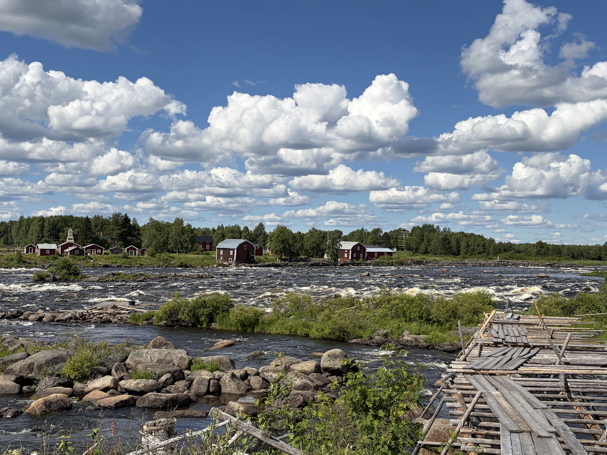 Siikaa syödessä sopii ihailla Kukkolankosken maisemia puisine laitureineen, joilta käsin kalastajat lippoavat joen antimia.
