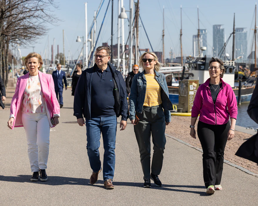 Hallitusneuvottelijapuolueiden puheenjohtajat kävelyllä neuvottelujen lomassa perjantaina 12.5. Vasemmalta Anna-Maja Henriksson (r.), Petteri Orpo (kok.), Riikka Purra (ps.) ja Sari Essayah (kd.).