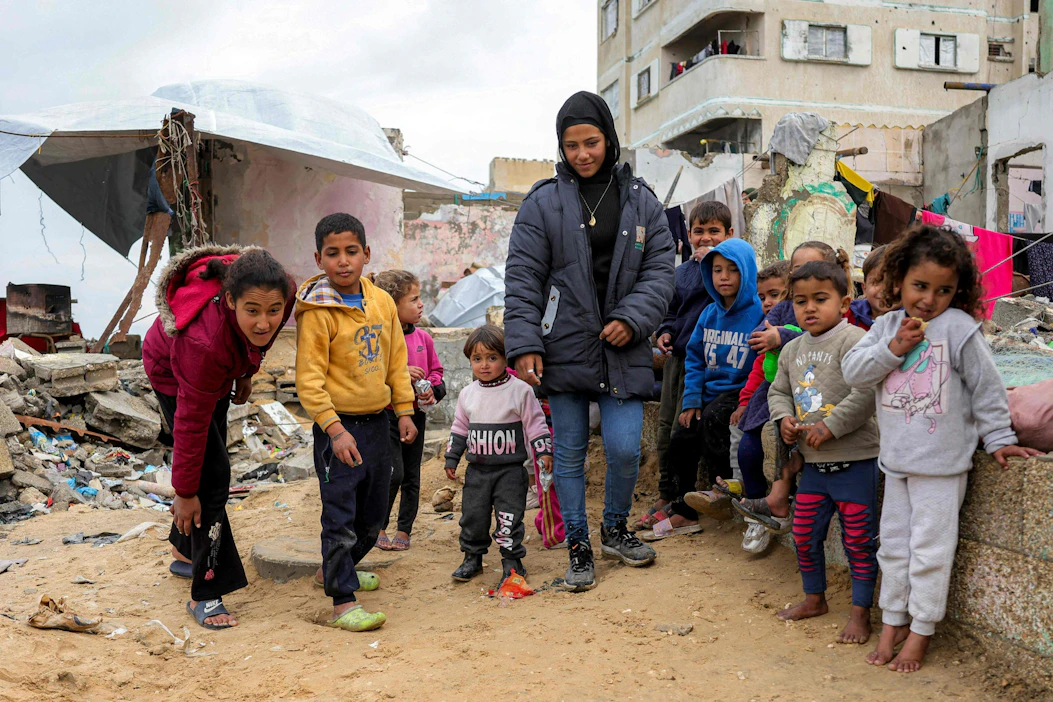 Gazan asukkaita pakolaisleirillä Gaza Cityssä helmikuun alkupuolella. Väestön pakkosiirtäminen on kansainvälisen oikeuden mukaan sotarikos. LEHTIKUVA/AFP.