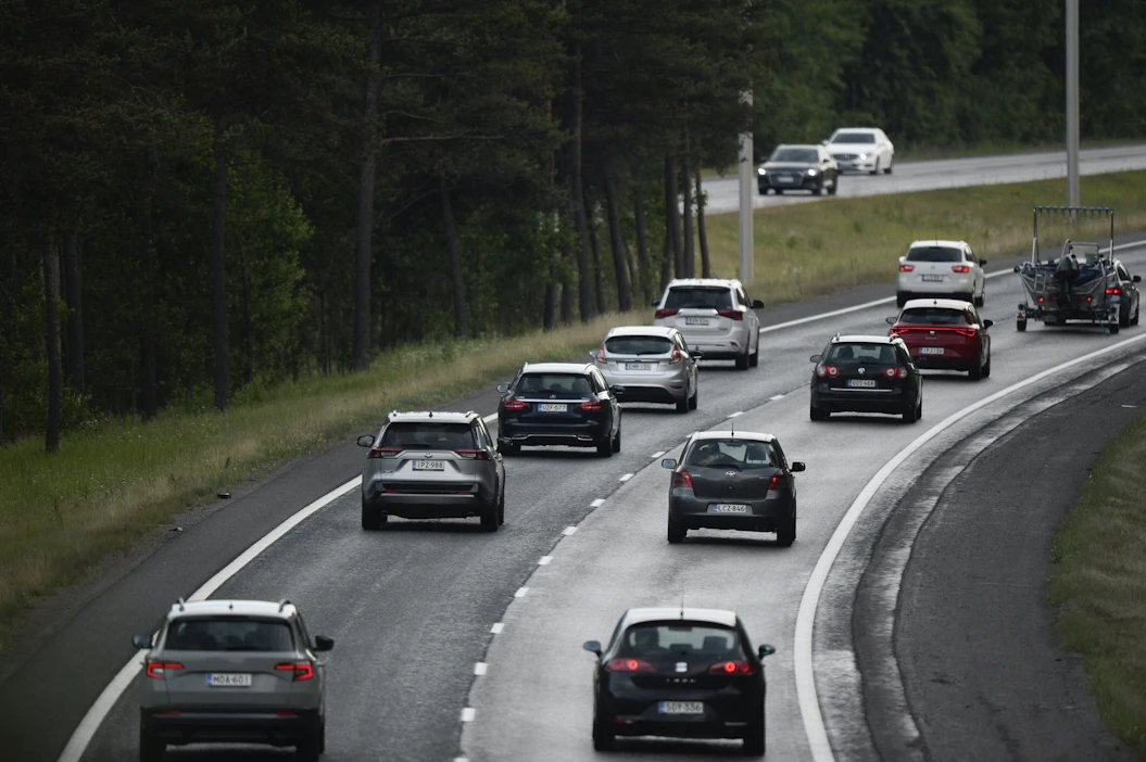 Etelä-Suomessa paluuliikenteen odotettiin jatkuvan pitkälle iltaan asti. Kuva on Lahdenväylältä Vantaalta. LEHTIKUVA / Mikko Stig.