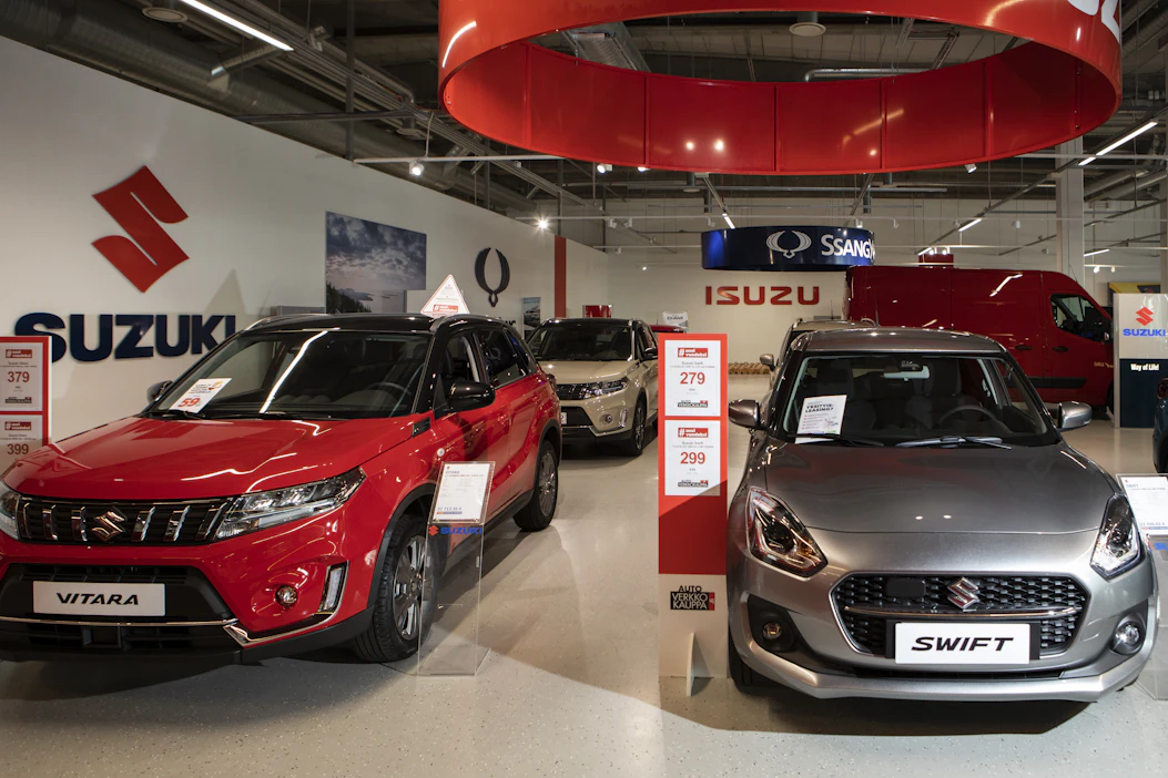 Uusien autojen kauppa on käynyt nihkeästi, mutta käytettyjen autojen puolella on riittänyt kiirettä.