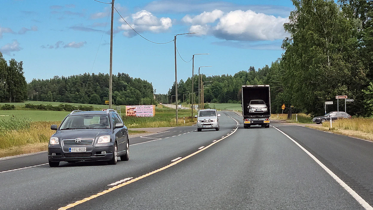Hellekelillä autoillessa on syytä kiinnittää huomiota kuljettajan jaksamiseen.