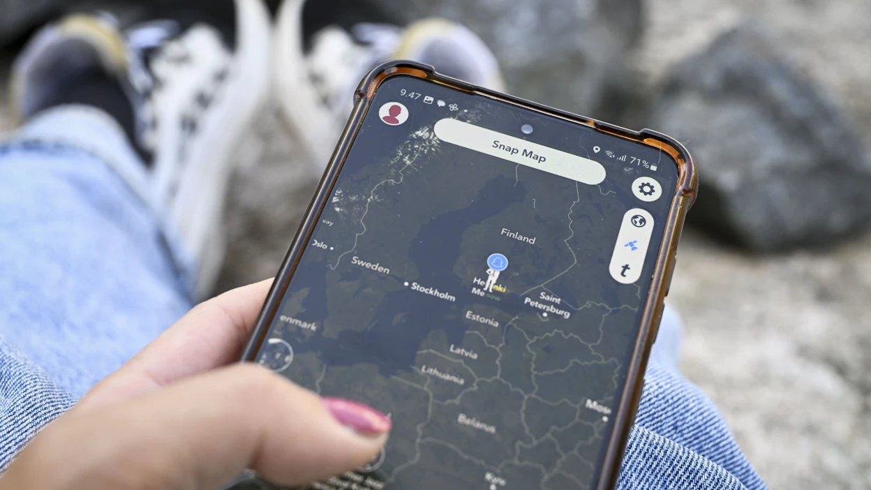 Pikaviestisovellus Snapchatin karttaominaisuus "Snap Map" näyttää käyttäjän sijainnin kännykän näytöllä.