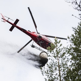 Typpilannoitukset vähenevät tänä vuonna jyrkästi, mutta tuhkaa levitetään metsiin arvioiden mukaan aiempaa enemmän. ForestVital aloitti tuhkan levitykset helikopterilla Kivijärven ja Kinnulan alueella Keski-Suomessa toissa viikolla.