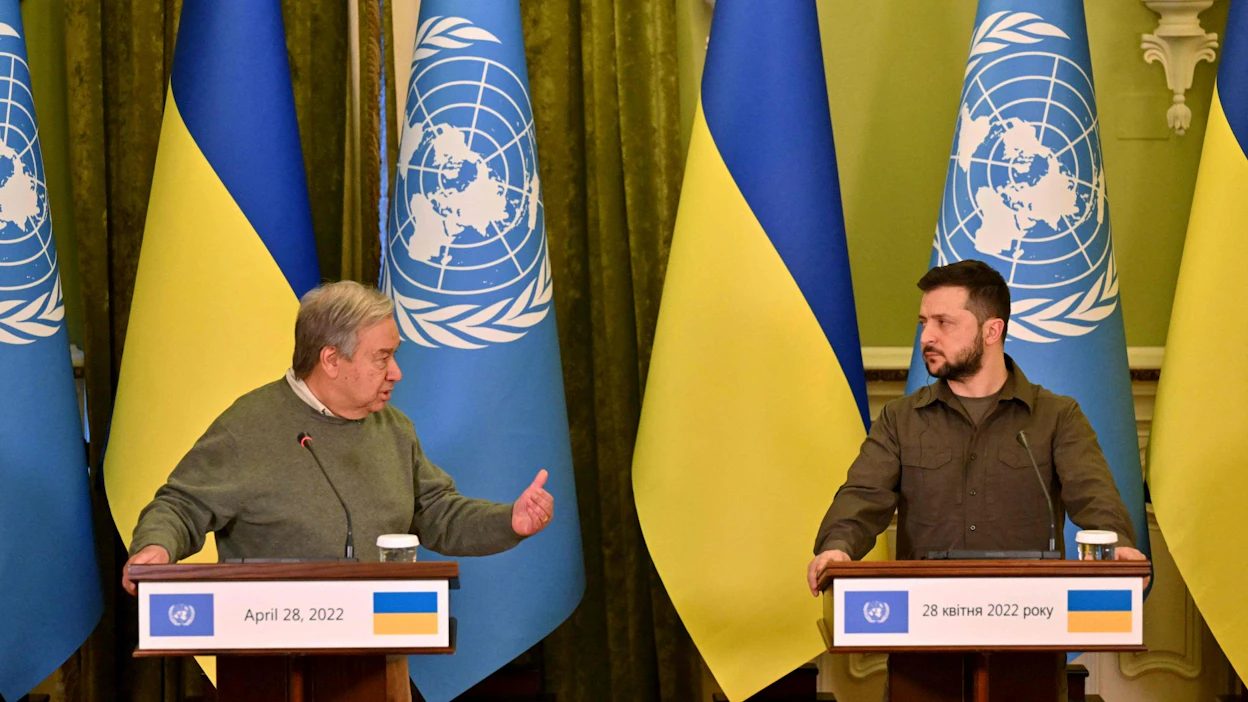 Ukrainan mukaan Venäjä teki ohjusiskuja Kiovaan torstai-iltana YK:n pääsihteerin Antonio Guterresin vierailun aikaan. Kuvassa Guterres ja Ukrainan presidentti Volodymyr Zelenskyi. LEHTIKUVA/AFP.