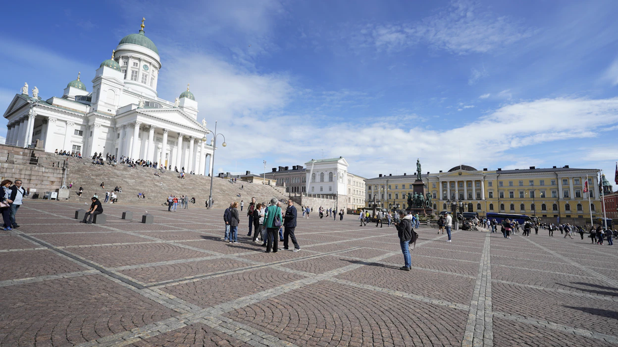 Kun olen seurannut esimerkiksi Turussa käytyä keskustelua Leninin patsaan poistamisesta, niin tulee vaan mieleen, miten se liittyy Putinin hirmutekoihin. Olisiko saman logiikan mukaan poistettava esimerkiksi Senaatintorilta Aleksanteri II:n patsas.
