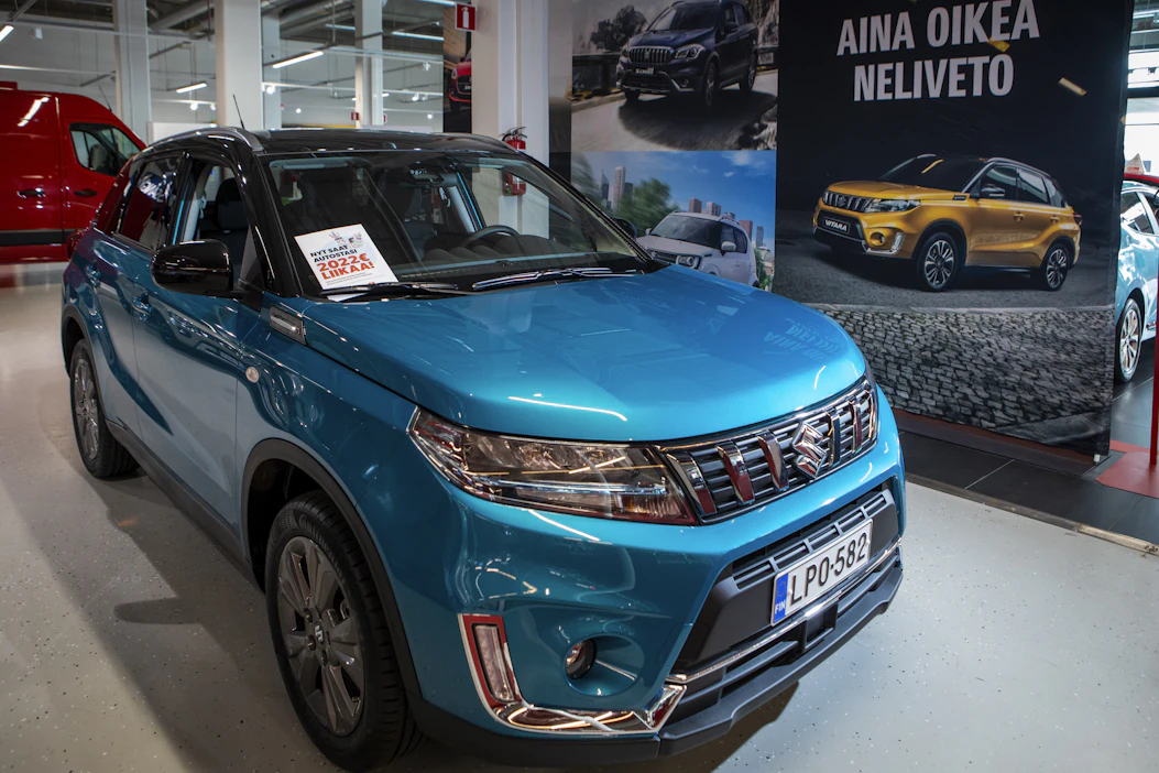 Uusien autojen toimitusajoissa on suurta vaihtelua. Joissakin malleissa odotusaika on päiviä, toisissa se venyy vuoteen.