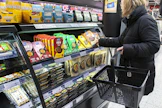 Kaupat ilmoittavat edistävänsä kasvisruoan menekkiä muun muassa tuotteiden sijoittelulla ja hintakampanjoilla. 